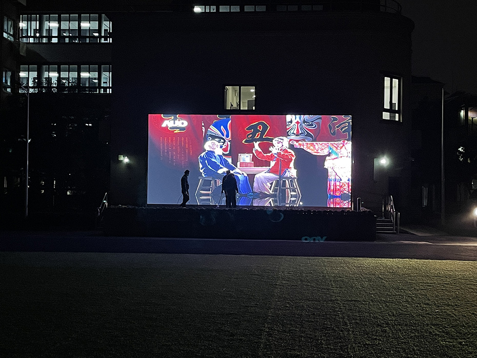 借助Songmin颂敏室外P5LED显示屏，上海虹口区外国语学校打造多媒体背景墙展示系统，提升校园活动魅力