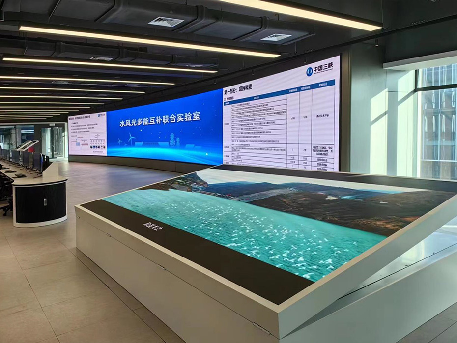 会议室的光影魔术：投影仪与LED显示屏的抉择时刻